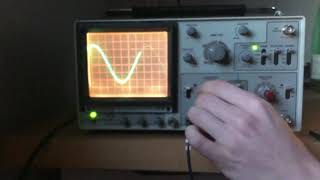 Old oscilloscope showing amplifier clipping 70Hz screenshot 3