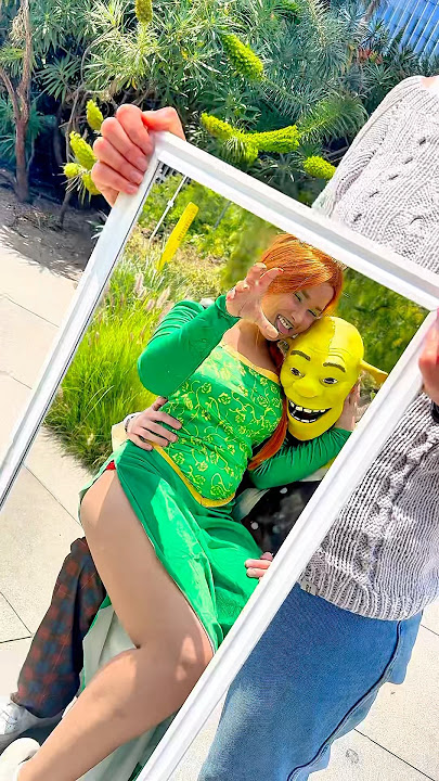 MAGIC MIRROR FOR PASSERS-BY ON THE STREET: Are Shrek and Fiona having fun?😋 LA ELVÍRA #shorts