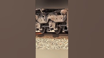 Как машинисты "подсыпают" поездам уверенности? 😱