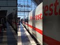 Ein ICE 3 kommt beim Bahnhof Frankfurt am Main an