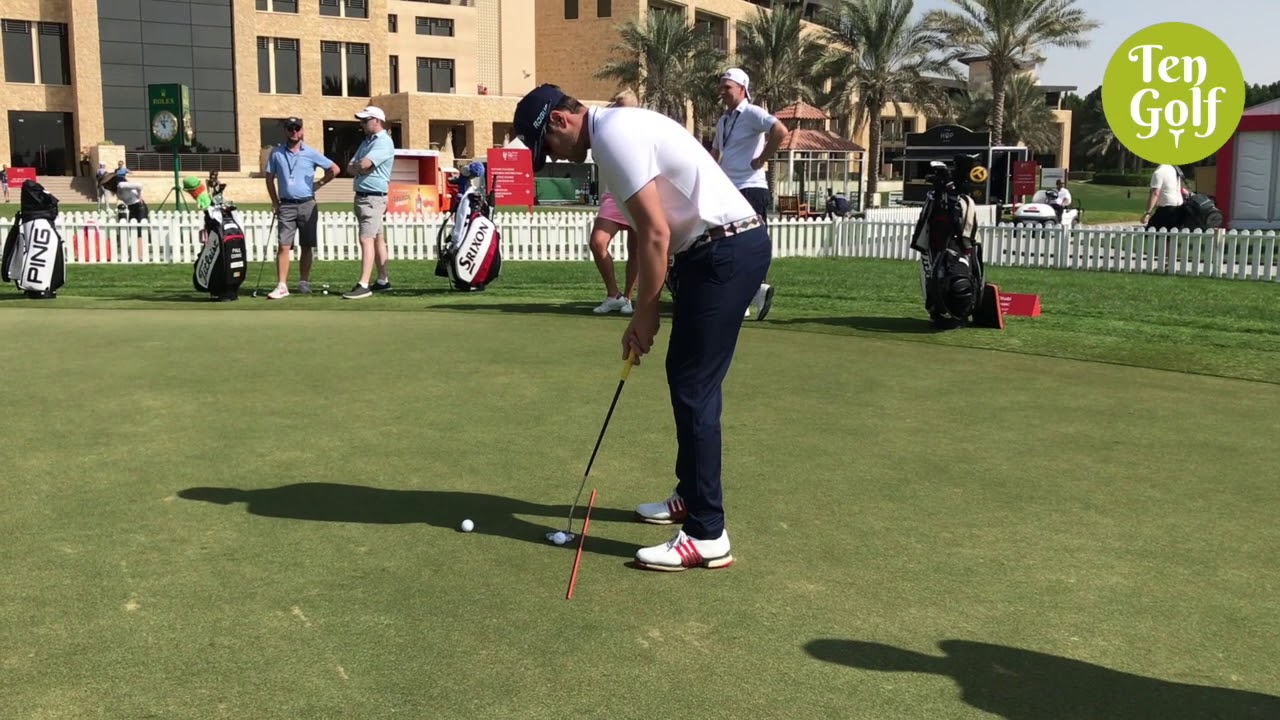 Nacho Elvira trabaja con su nuevo putter Odissey en Abu Dhabi