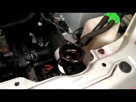 Выдавливает антифриз в расширительный бачок Suzuki Wagon R+