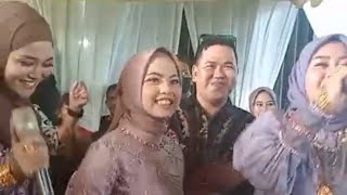 Putri Isnari bernyanyi dan berjoget bersama keluarga Azis