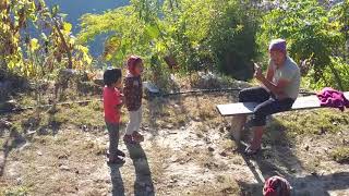 Непальские дети поют песенку. Трек к базовому лагерю Эвереста 2017