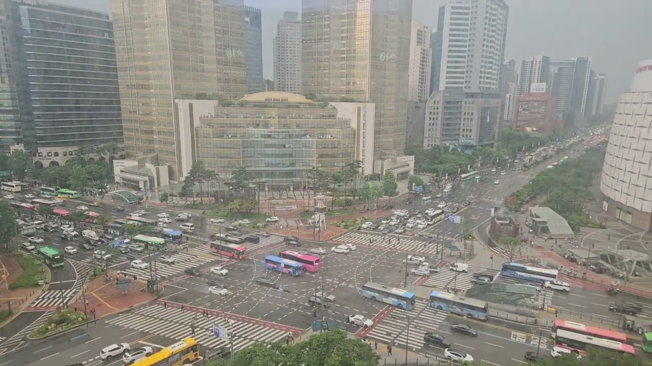 비오는 잠실 롯데백화점의 전망형 엘레베이터