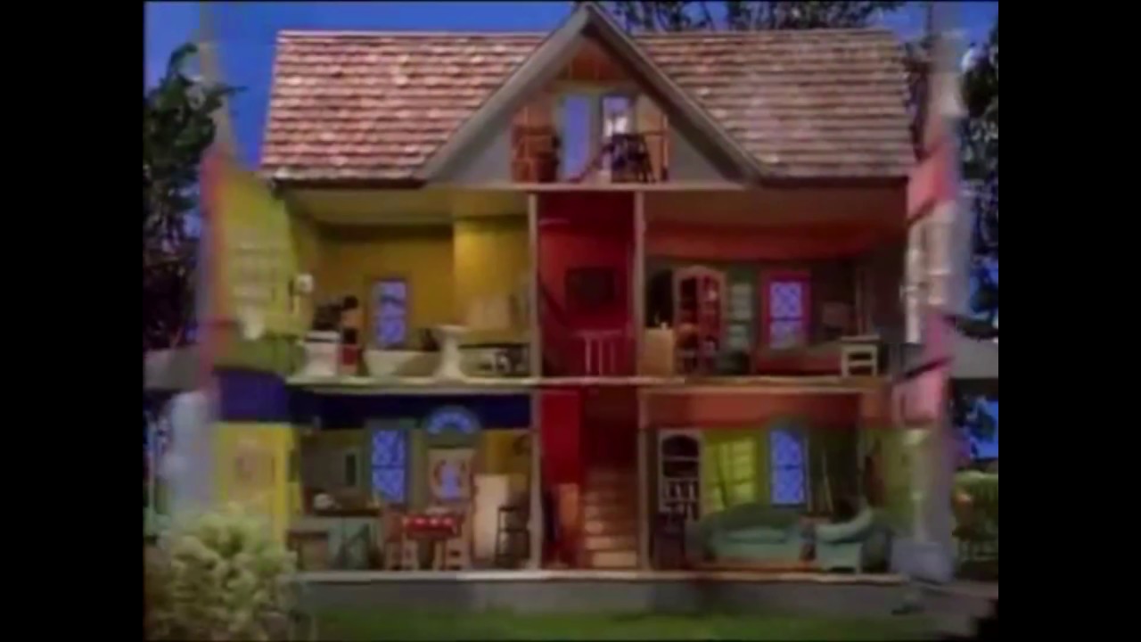 Sininen karhu sooloilee puolenhehtaarinmetsässä ja aiheuttaa kaaosta