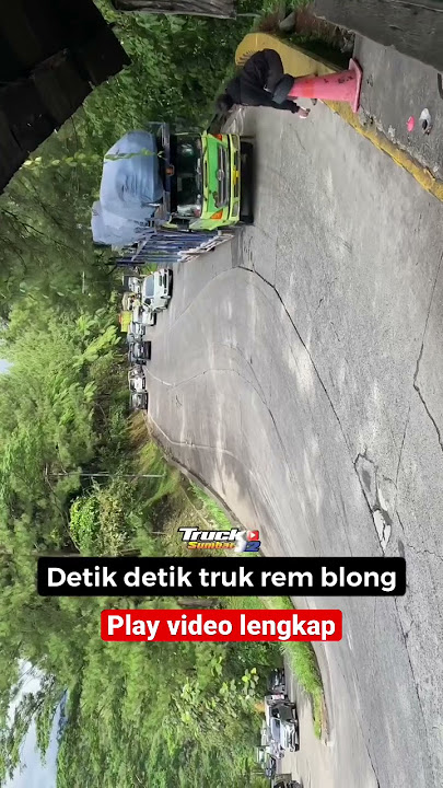 Terekam detik detik truk rem blong di sitinjau lauik