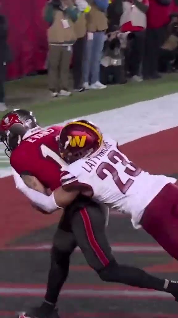 perfectly threaded ? #mikeevans #tampabay #buccaneers #nfl #nflplayoffs