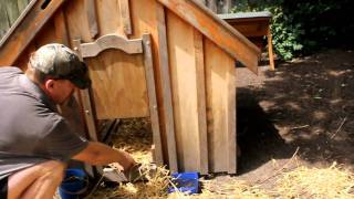 An urban chicken coop designed to make cleaning a breeze. Nitrogen rich chicken manure for your garden or compost. http://www.