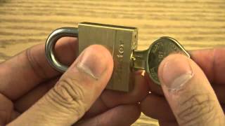 Demonstration of how to quickly pick a master padlock using simple
household items.