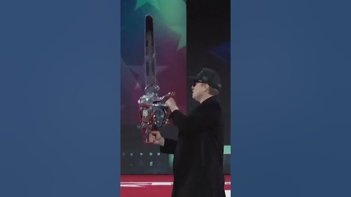 Milei le regala una motosierra a Elon Musk en la CPAC