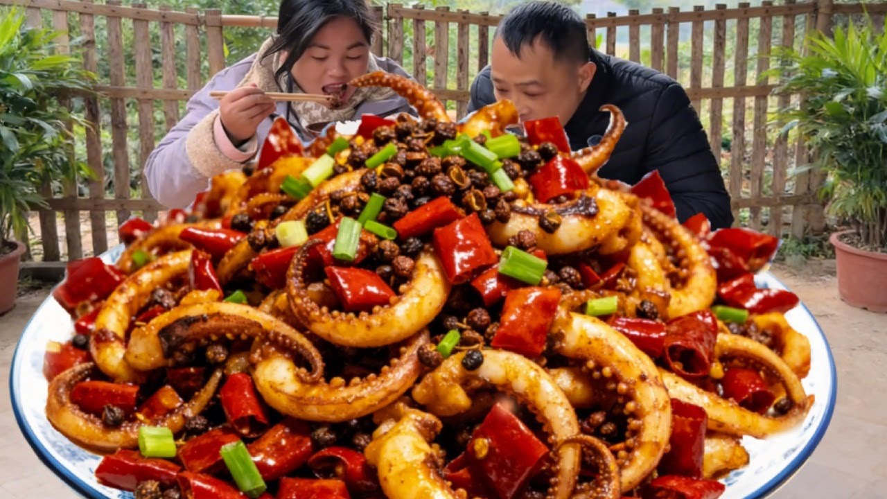 🥰干煸鱿鱼香到“犯规”，香辣滋味，一口超满足！ #我的农村生活 #农村美食