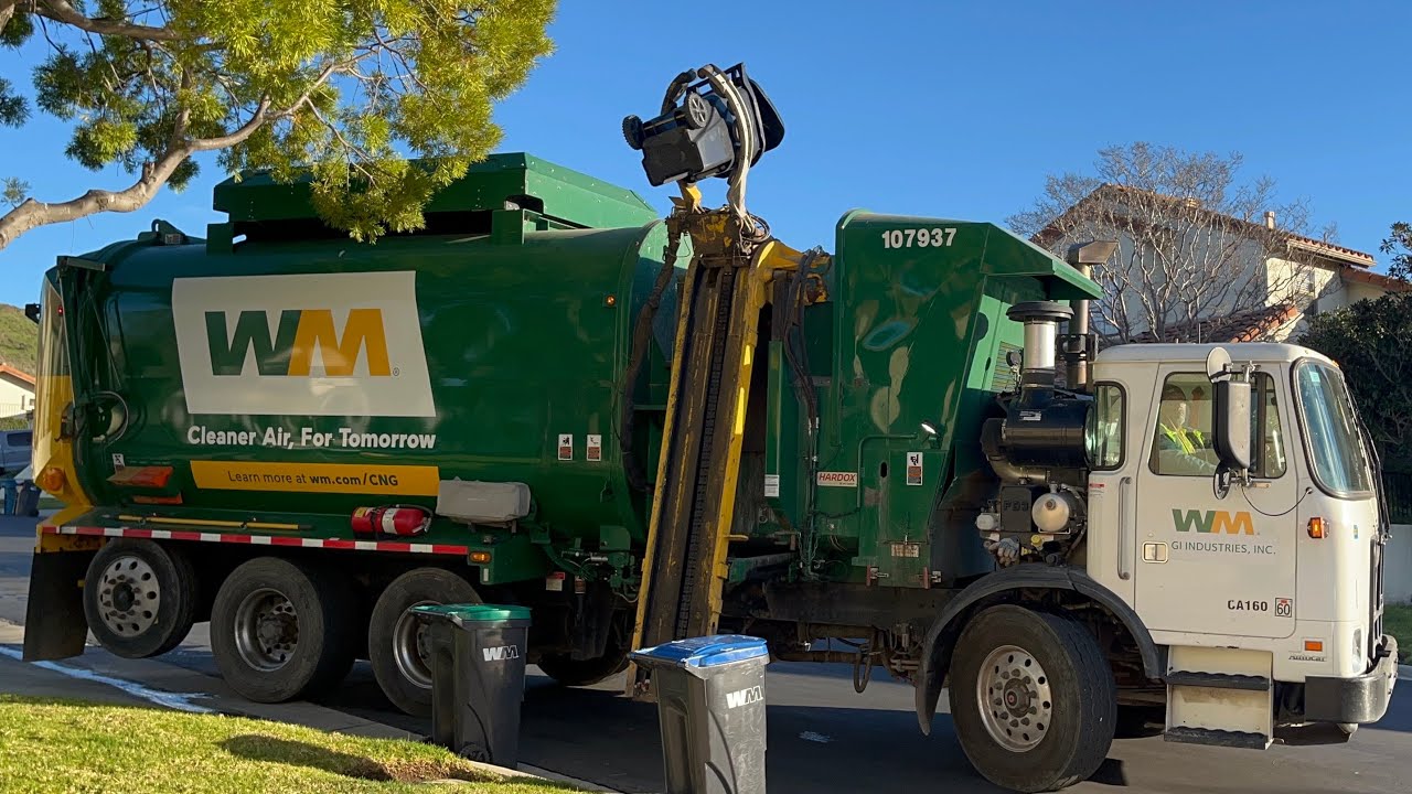 Autocar ACX amrep on early morning trash