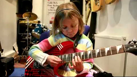 7 year old guitarist Zoe Thomson plays Sweet Child O Mine by Guns n Roses