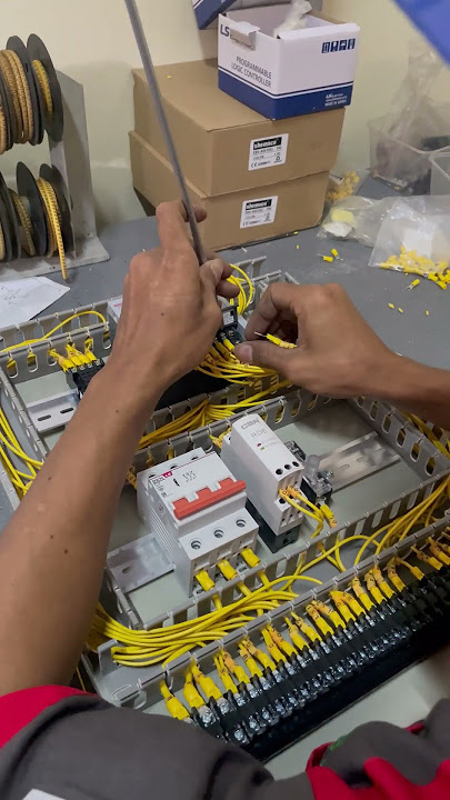 Perakitan Panel Kontrol Otomatis Lift Barang