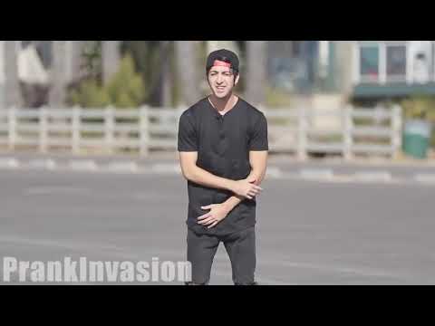 شاب يقبل فتيات ساخنات في شوارع امريكا