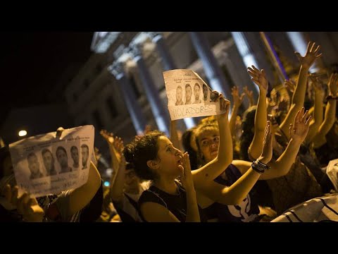 Петербурженок, надругавшихся над паспортом, могут посадить на семь лет Петербурженок, надругавшихся над паспортом, могут посадить на семь лет
