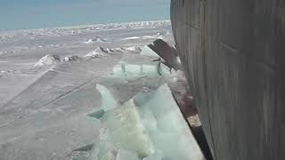 Ледокол ломает лёд