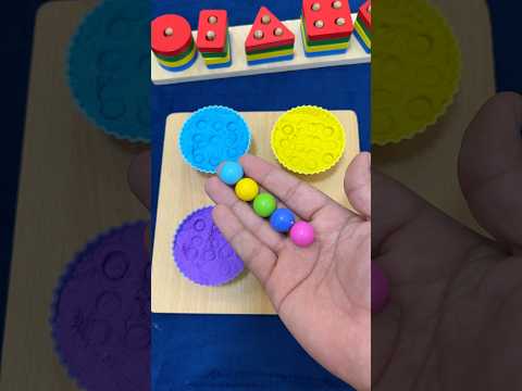 كورة كيوت علي الرمل بتتمشي كل اللي يشوفها يقول توووووووت