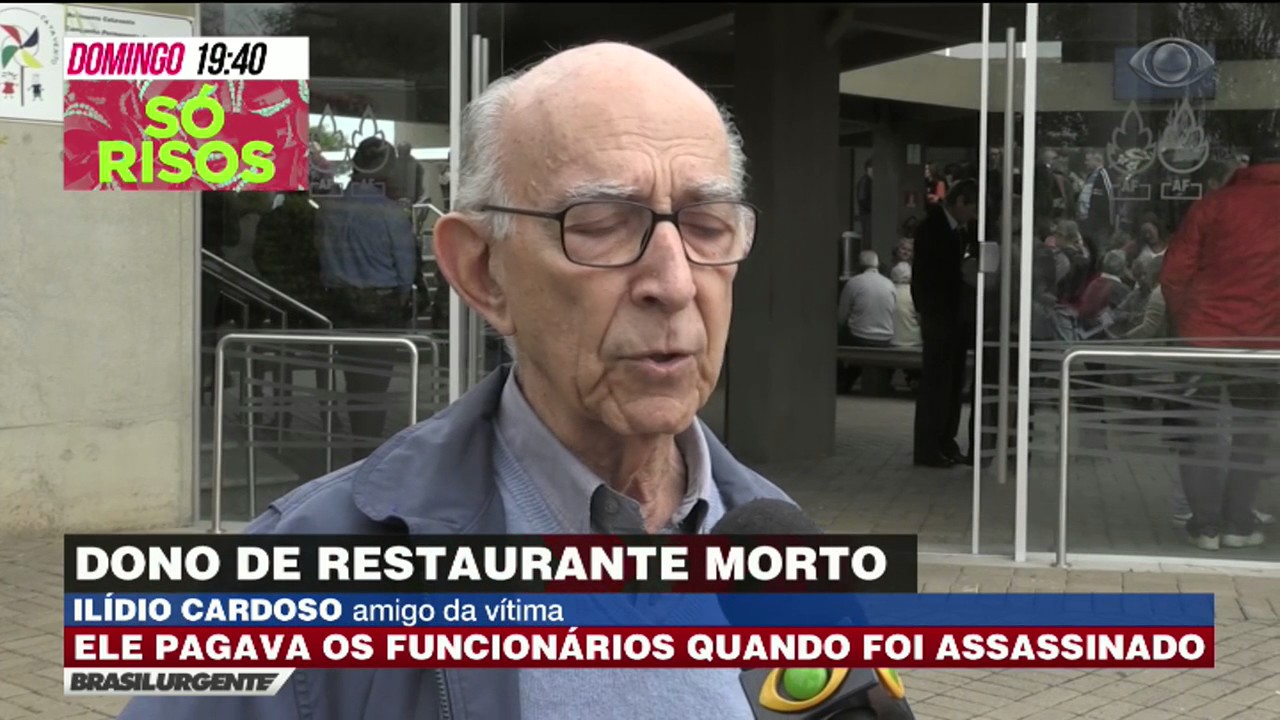 Jose E Dono De Um Pequeno Restaurante Que Oferece