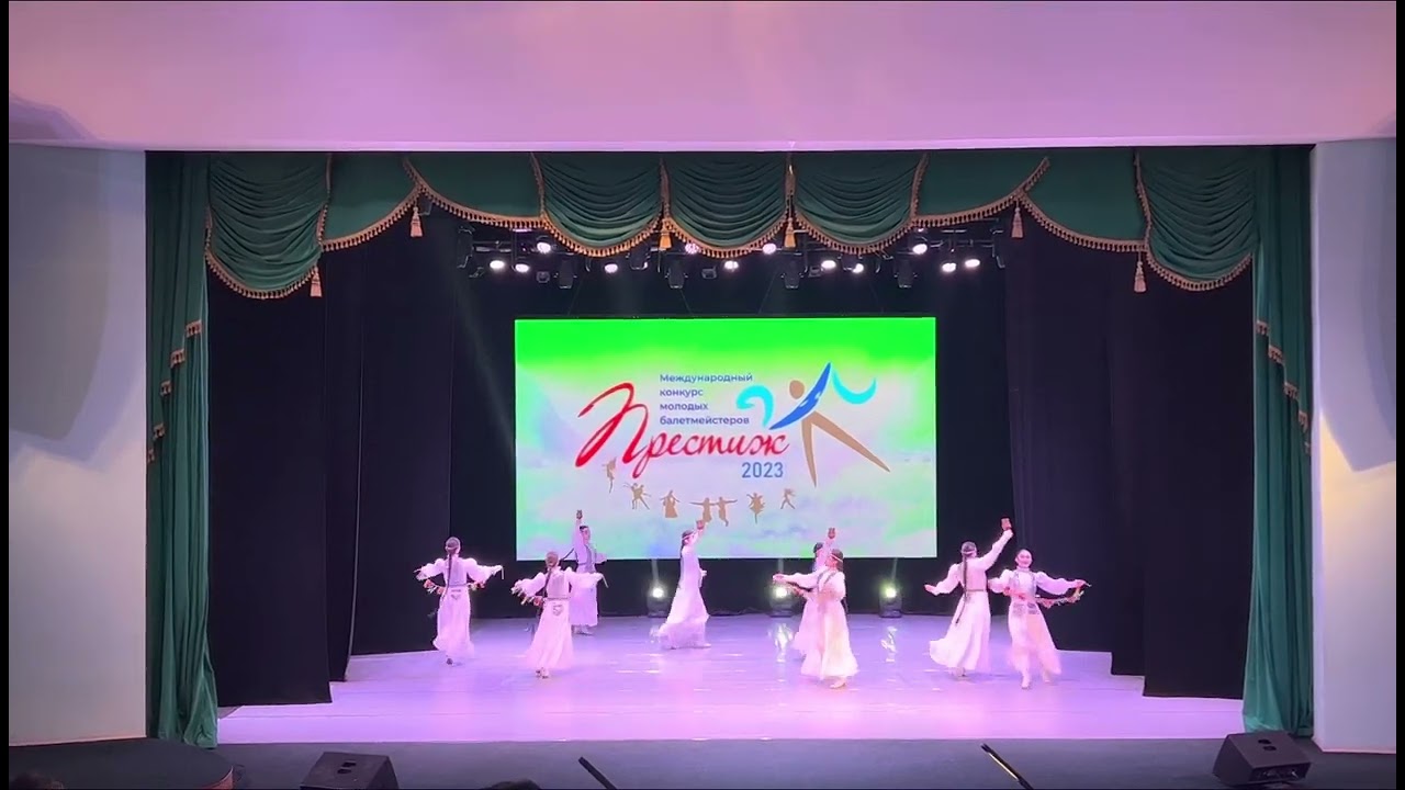 Якутский приветственный танец «Э5эрдэ ункуутэ»