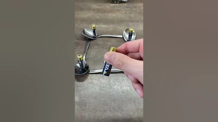 Stelle vier Batterien auf vier Löffel & es passiert das hier...!😱