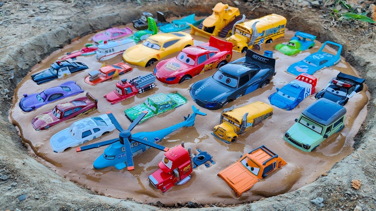 Aha! Membersihkan Mainan Mobil Disney Pixar Cars, Lightning McQueen, Chick Hicks, Carla Veloso