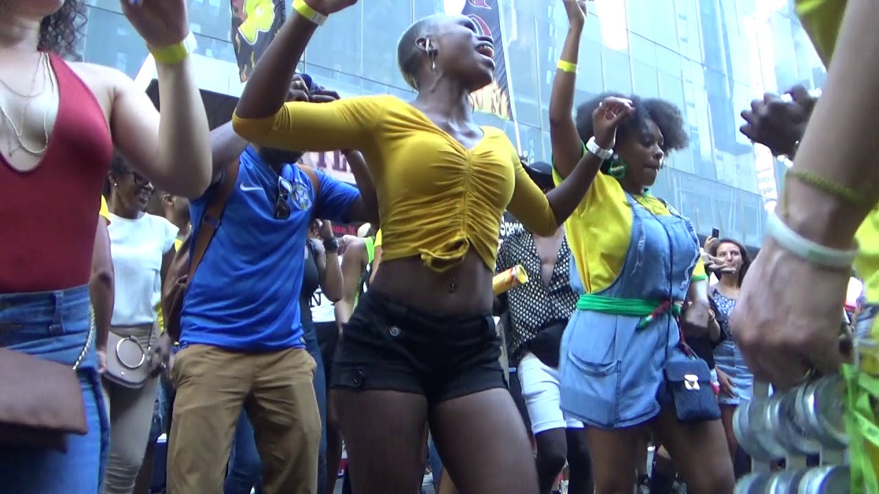 BRAZILIAN GIRLS DANCE AT BRAZILIAN CARNIVAL WITH BRAZILIAN SAMBA