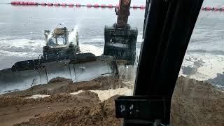 Утопили бульдозер Т 130 в реке. Вытягиваем экскаватором Doosan DX300./Drowned the bulldozer.