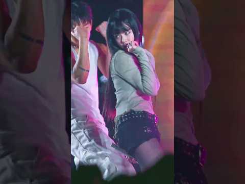 엄지 깨물었을뿐인데 함성 터짐 #비비 직캠
