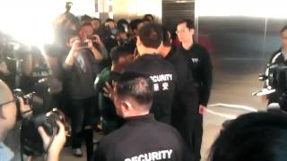 Guy caught queue jumping into hk apple store