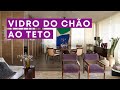 Apartamento com paredes de vidro, vista para o parque e repleto de móveis e objetos de design