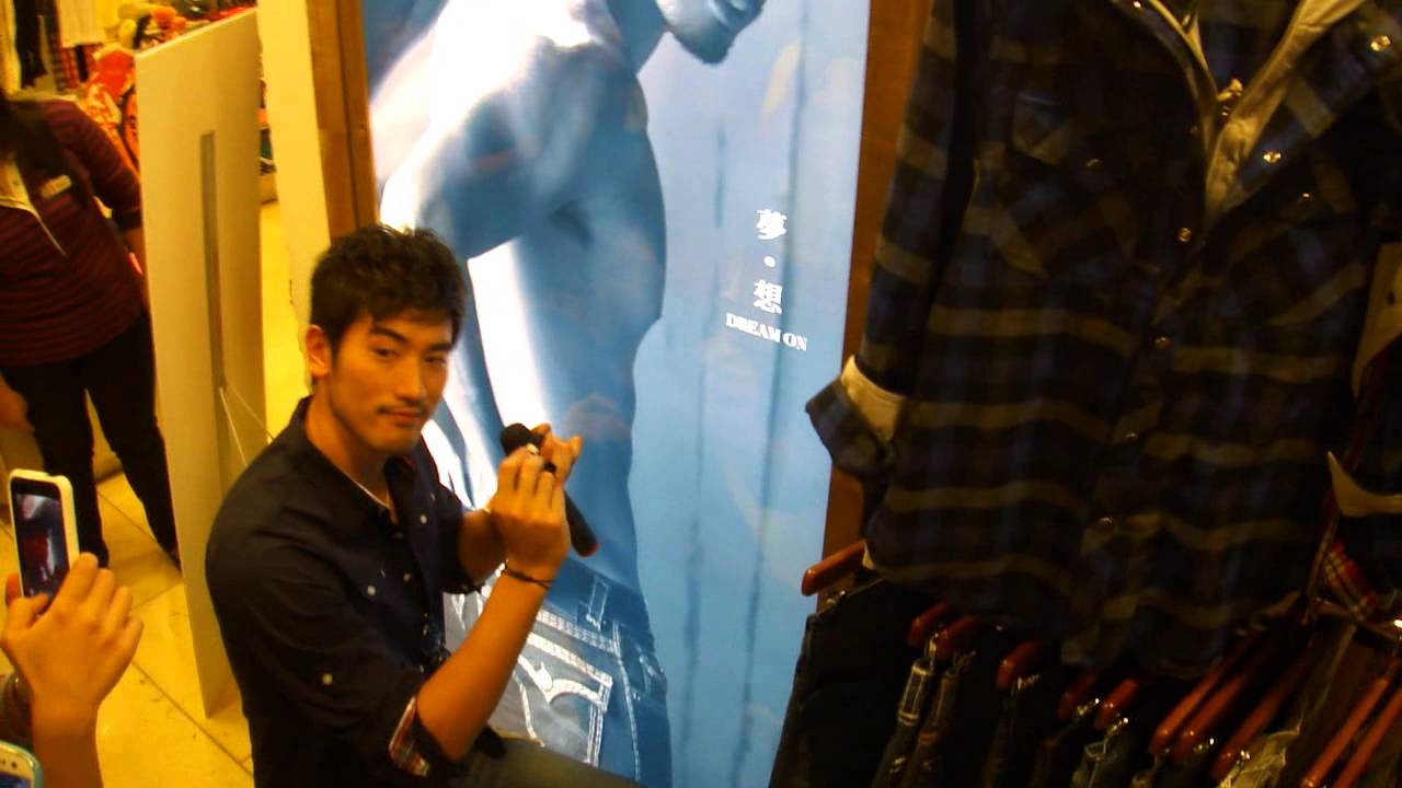 愛麗絲主持Earl Jean高以翔聯名褲款首賣活動見面會-忠孝SOGO專櫃簽名儀式