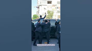 الرئيس الشرع يحيي أهالي حماة عند دخوله المدينة 