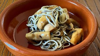 A Tapear Gulas Con Champiñones Al Ajillo
