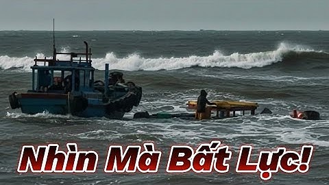 Bất Lực Nhìn Xuồng Tải Chìm Dần Xuống Biển La Gi! May Mắn 3 Người Thoát Nạn Trước Ngày Bão Số 15!