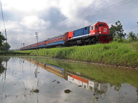 Kereta Api Eksekutif Taksaka melintas Stasiun Manggarai 