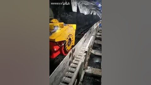 我是一名煤矿工人，这是我们井下新安装的综采工作面