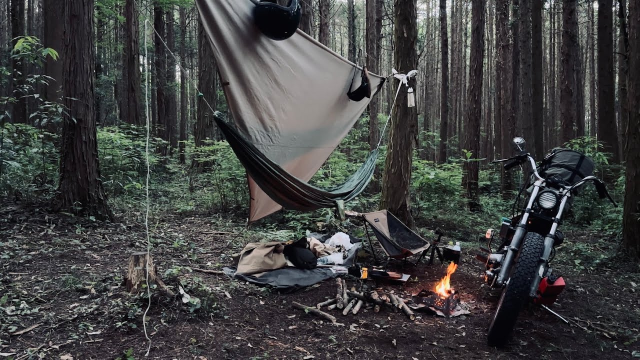 鬱蒼とした森で楽しむ静寂と孤独のバイクミニマムソロキャンプSilence and Solitude Bike Minimalist Solo Camping in a Dense Forest