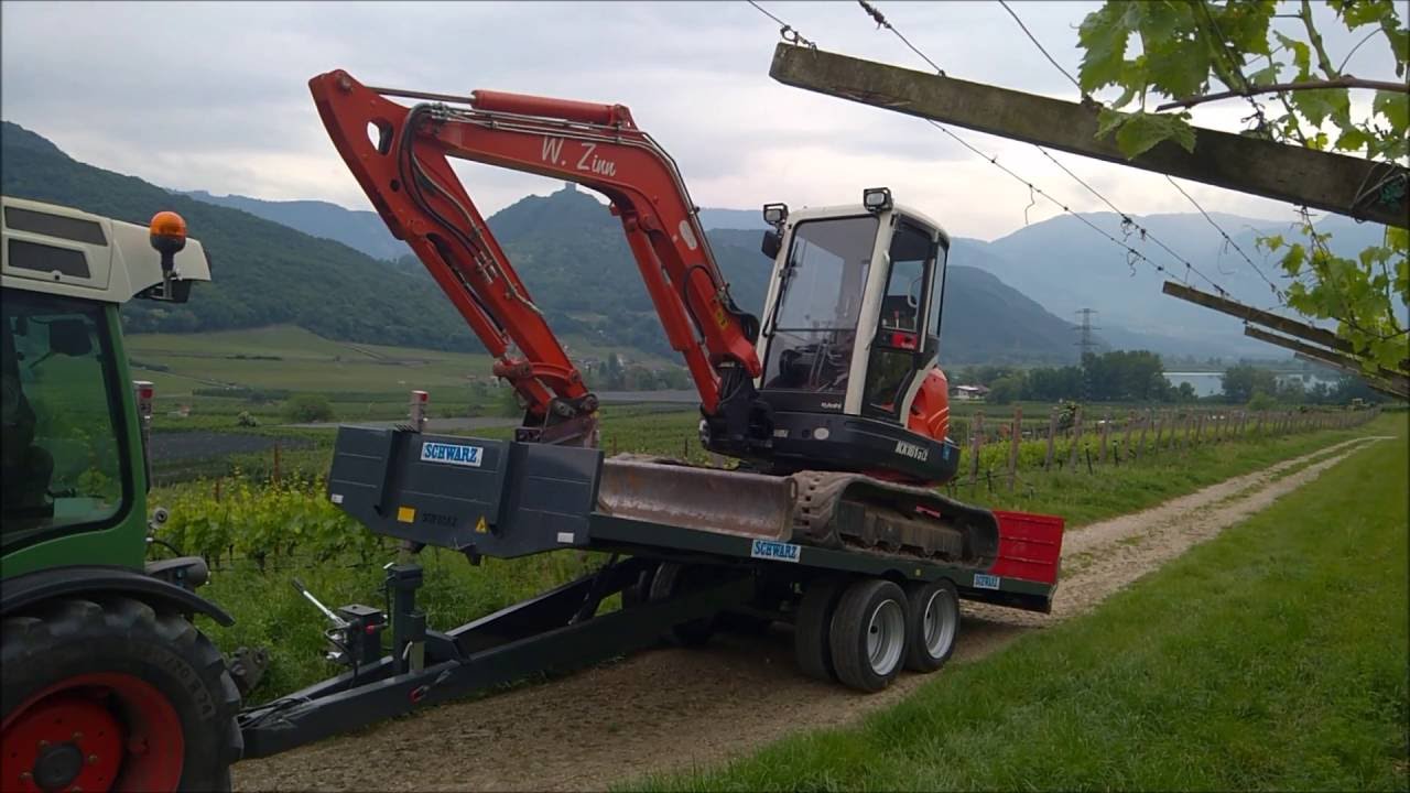 Tieflader für den Transport von Bagger