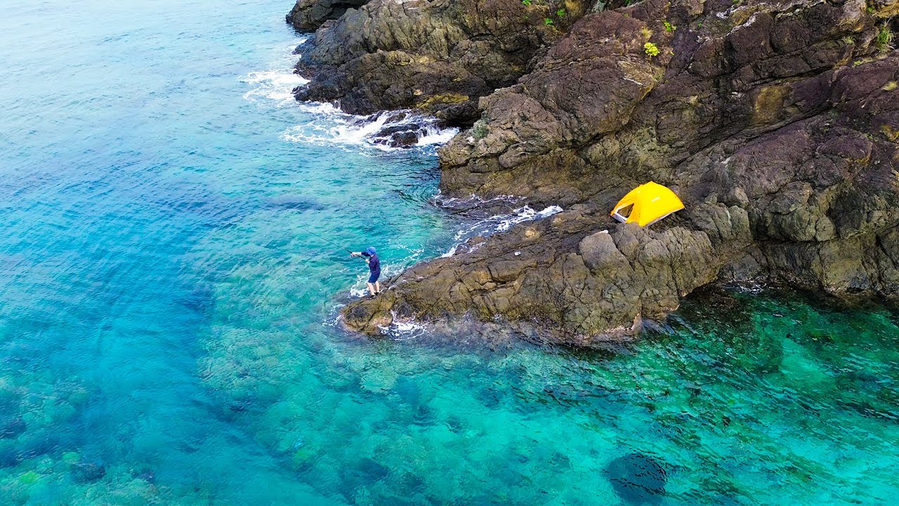 岩の上にテント張って、一日釣りをして過ごす。