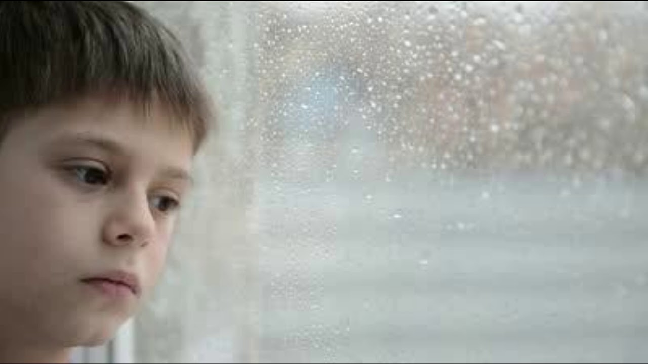 Грустный мальчик в окне. Мальчик у окна. Мальчик смотрит в окно. Ребенок дождь окно. Грустный ребенок у окна.