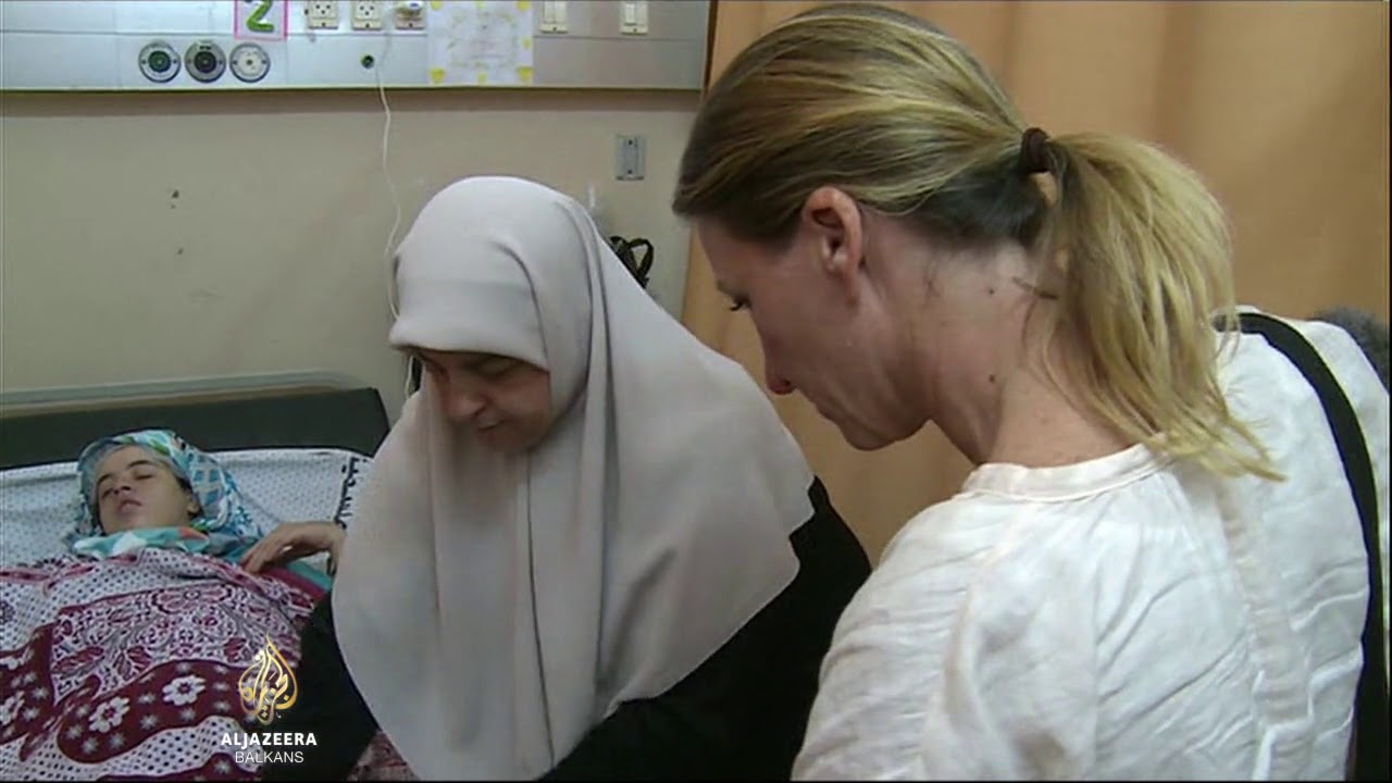 أطباء مرهقون يقدمون المساعدة للجرحى في غزة