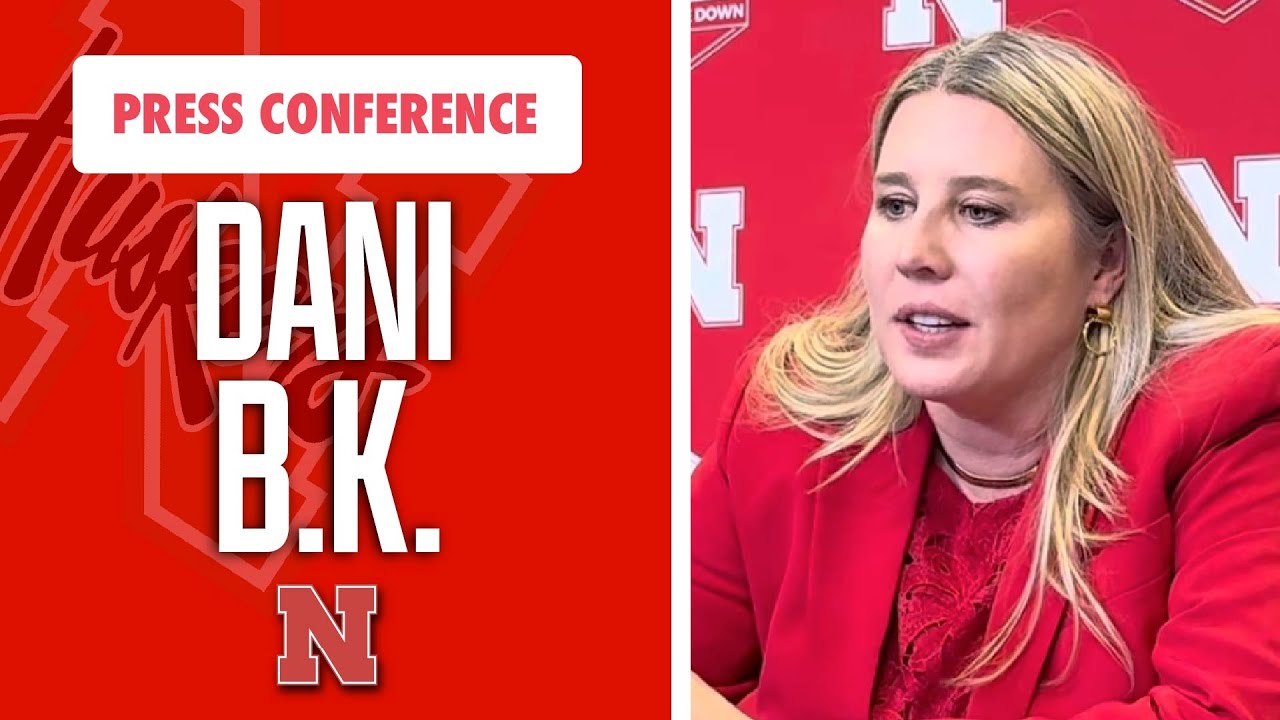 Тренер по волейболу в Небраске Дэни Басбум Келли встречается со СМИ после победы в команде штата ...