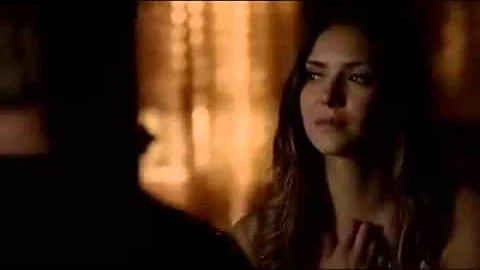 Em que temporada a Elena se apaixona por Damon?