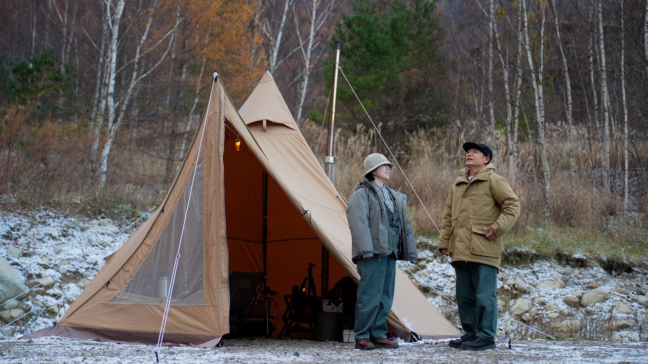 【Кемпинг для пар】Первый снег при температуре -3 °C... Зимний кемпинг у дровяной печи