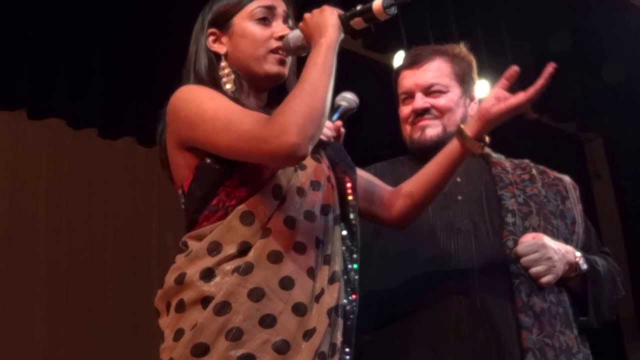 सोजनी गैंगर और नितिन मुकेश लाइव बैंड के साथ … मुकेश को याद करते हुए …।
 By Imtiyaz Alam Journalist