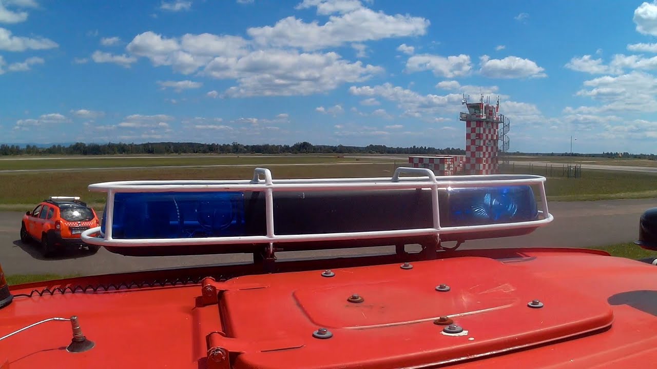 Cvičení hasičů na letišti