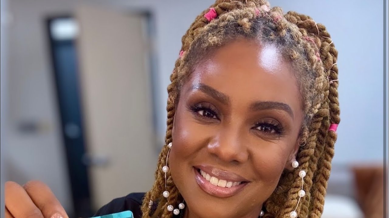 BluArtistry breaking down a makeup look using 