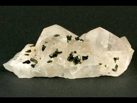 エピドート (緑簾石)付き 水晶クラスター 62g / Epidote on Quartz